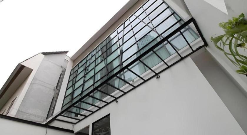Casa Living Setiabudi Джакарта Экстерьер фото